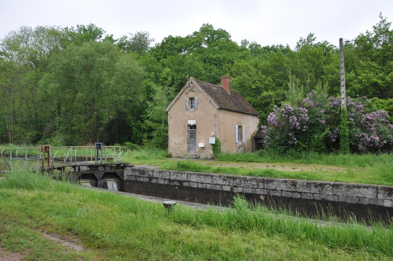 Canal Du Nivernais Gites Le Champ Radis Marigny-sur-Yonne Buitenkant foto